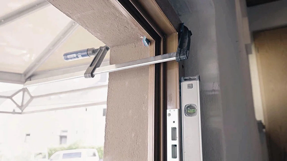 Türrahmen mit Zwinge und Wasserwaage